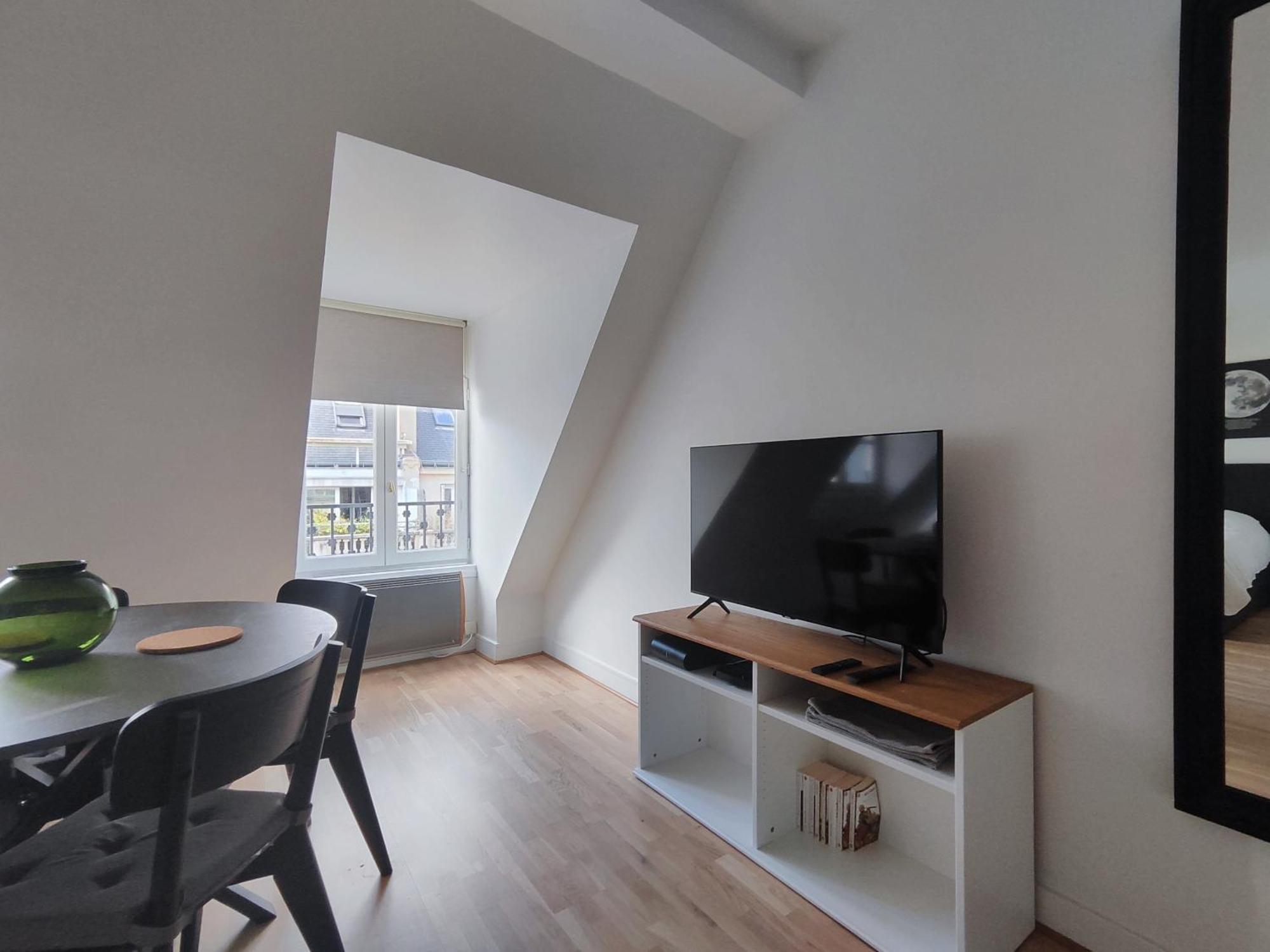 Appartement Rue De Berri - 8 *